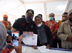 Warga Kecamatan Gampengrejo Kediri Terima BLT BBM