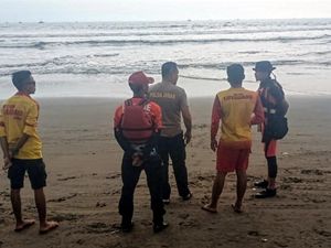 Kronologi ASN Sukabumi Tergulung Ombak Usai Selamatkan Dua Anaknya