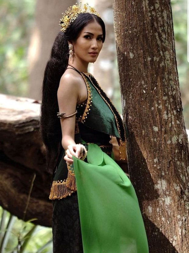 potret aulia sarah memerankan Badarawuhi / Foto: Pinterest.com/ rose1122 Potret Aulia Sarah ketika menjadi Badarawuhi dalam film KKN Desa Penari