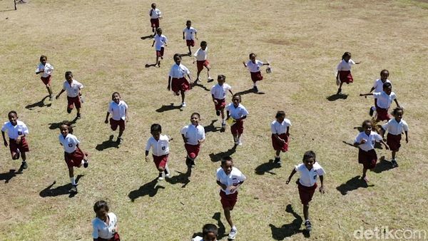 Semangat Anak Pedalaman NTT Belajar di Tengah Keterbatasan