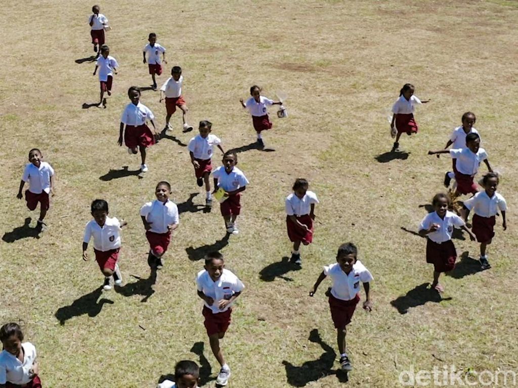 Semangat Anak Pedalaman NTT Belajar di Tengah Keterbatasan Semangat Anak Pedalaman NTT Belajar di Tengah Keterbatasan