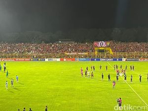 Bernardo Terpukau Atmosfer Suporter PSM-Persebaya: Passion Sepak Bola