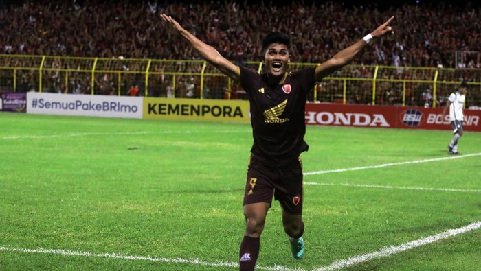 Pesepak bola PSM Makassar Ramadhan Sananta melakukan selebrasi usai mencetak gol ke gawang Persib Bandung  pada laga BRI Liga 1 di Stadion Gelora BJ Habibie, Pare-Pare, Sulawesi Selatan, Senin (20/8/2022) malam. PSM Makassar Menang melawan Persib Bandung dengan skor 5-1. ANTARA FOTO/HO/PSM/ABHE/hp.