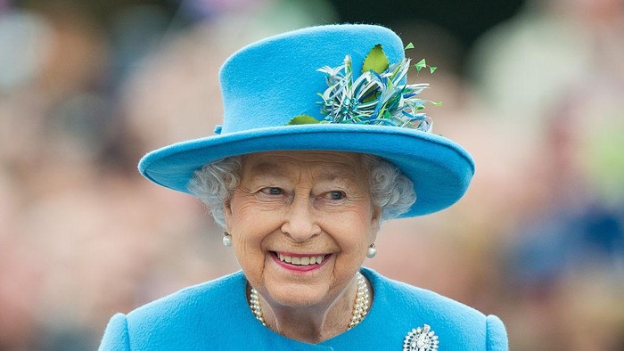 POUNDBURY, DORSET - OCTOBER 27:  Queen Elizabeth II tours Queen Mother Square on October 27, 2016 in Poundbury, Dorset.  (Photo by Samir Hussein/WireImage)