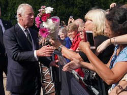 Raja Charles III Dicium Wanita Saat Sapa Warga di Istana Buckingham