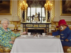 Kenangan Lucu Ratu Elizabeth II Bongkar Isi Tas dan Ngeteh Bareng Paddington Bear