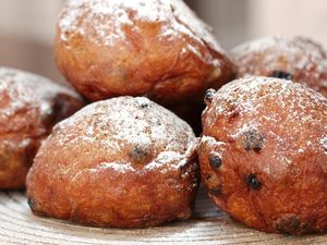 Resep Roti Goreng Kismis (Oliebollen) yang Renyah Legit untuk Camilan Sore Resep Roti Goreng Kismis (Oliebollen) yang Renyah Legit untuk Camilan Sore