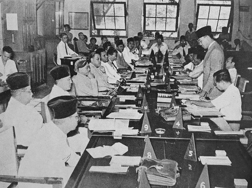Hasil Sidang Pertama PPKI 18 Agustus 1945, Ada 3 Keputusan Hasil Sidang Pertama PPKI 18 Agustus 1945, Ada 3 Keputusan