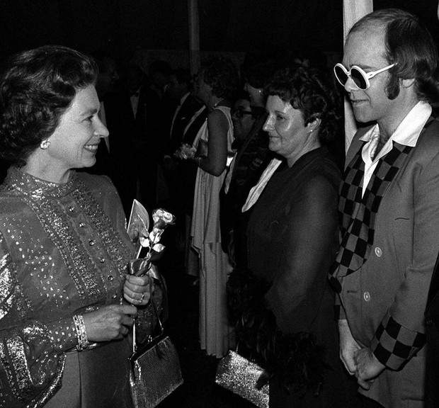 Sir Elton John dan sang Ratu Inggris/Foto: Getty Images ratu elizabeth ii meninggal dunia