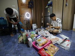 Viral! Pemuda Ini Borong Makanan di Supermarket Gegara Takut Harga Naik