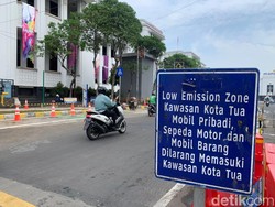 Pemotor Bandel Masih Melintasi Kota Tua Tanpa Hiraukan Papan Peringatan