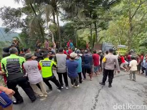 Diseruduk Truk BBWS Brantas, Truk Angkut Bahan Bangunan Masuk Jurang