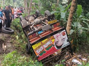 Sopir Diduga Ngantuk, Truk Terguling hingga Masuk Jurang di Tasik Sopir Diduga Ngantuk, Truk Terguling hingga Masuk Jurang di Tasik