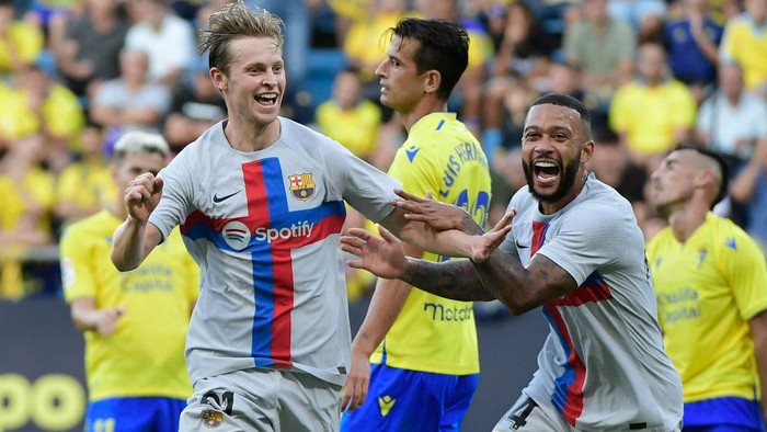 Barcelonas Dutch midfielder Frenkie De Jong (L) celebrates with Barcelonas Dutch forward Memphis Depay after scoring his teams first goal during the Spanish league football match between Cadiz CF and FC Barcelona at the Nuevo Mirandilla stadium in Cadiz, on September 10, 2022. (Photo by CRISTINA QUICLER / AFP) (Photo by CRISTINA QUICLER/AFP via Getty Images)