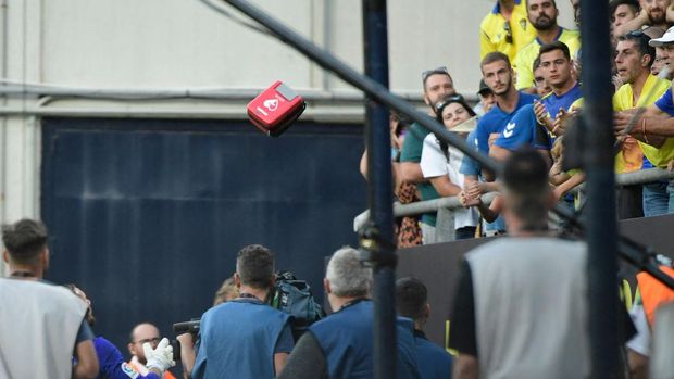 Cadiz's Argentinian goalkeeper Jeremias Ledesma (Down-L) throws medical gear toward the tribunes during the Spanish league football match between Cadiz CF and FC Barcelona at the Nuevo Mirandilla stadium in Cadiz, on September 10, 2022. (Photo by CRISTINA QUICLER / AFP) (Photo by CRISTINA QUICLER/AFP via Getty Images)
