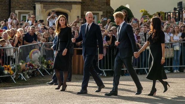 Prince William and Catherine, the new Prince and Princess of Wales, accompanied by Prince Harry and Meghan, the Duke and Duchess of Sussex, proceed to greet well-wishers outside Windsor Castle on 10th September 2022 in Windsor, United Kingdom. Queen Elizabeth II, the UK's longest-serving monarch, died at Balmoral aged 96 on 8th September 2022 after a reign lasting 70 years. (photo by Mark Kerrison/In Pictures via Getty Images)