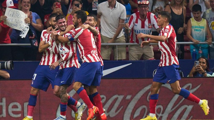 MADRID, SPAIN - SEPTEMBER 10: Rodrigo de Paul of Atletico de Madrid celebrates with teammates after scoring their teams second goal during the LaLiga Santander match between Atletico de Madrid and RC Celta at Civitas Metropolitano Stadium on September 10, 2022 in Madrid, Spain. (Photo by Angel Martinez/Getty Images)