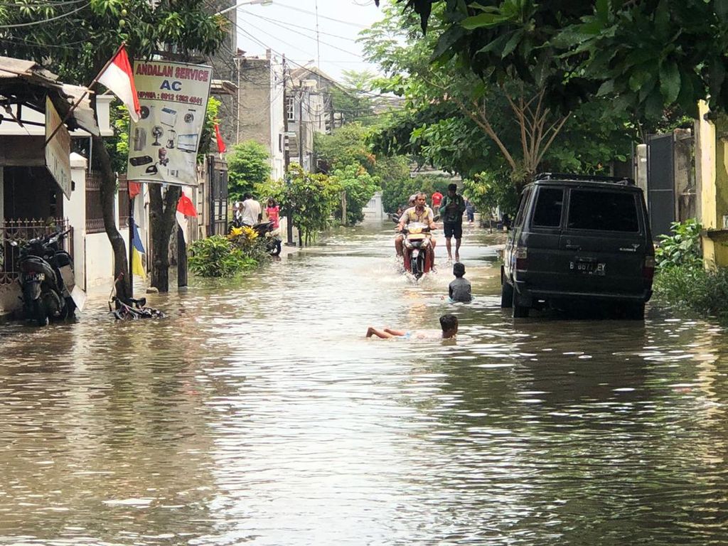 Melihat Keseruan Anak-anak Bermain Banjir di Ciledug Tangerang