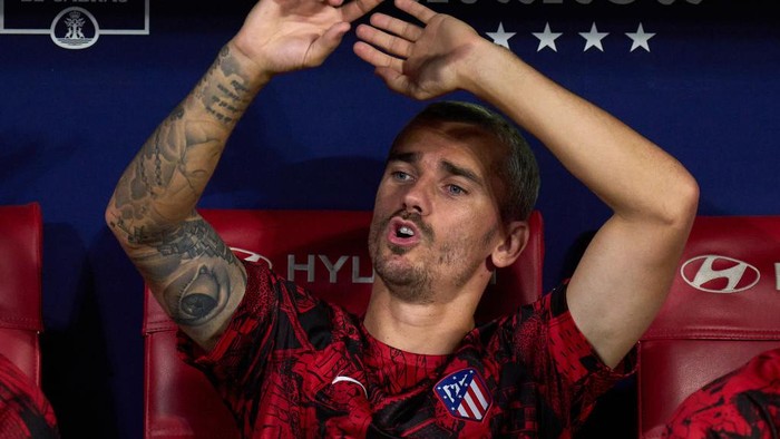 MADRID, SPAIN - SEPTEMBER 10: Antoine Griezmann of Atletico de Madrid gestures prior to the LaLiga Santander match between Atletico de Madrid and RC Celta at Civitas Metropolitano Stadium on September 10, 2022 in Madrid, Spain. (Photo by Angel Martinez/Getty Images)