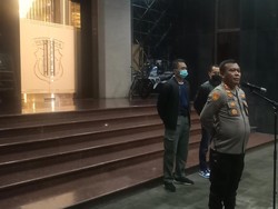 Polda Metro Jaya Gelar Patroli Malam Sambil Bagikan Sembako