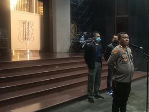 Polda Metro Jaya Gelar Patroli Malam Sambil Bagikan Sembako Polda Metro Jaya Gelar Patroli Malam Sambil Bagikan Sembako
