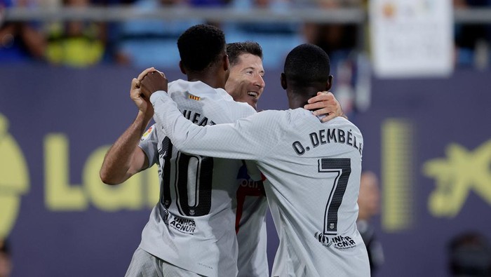 CADIZ, SPAIN - SEPTEMBER 10:  Ousmane Dembele of FC Barcelona celebrates 0-4 with Robert Lewandowski of FC Barcelona, Ansu Fati of FC Barcelona  during the La Liga Santander  match between Cadiz FC v FC Barcelona at the Nuevo Mirandilla on September 10, 2022 in Cadiz Spain (Photo by Eric Verhoeven/Soccrates/Getty Images)