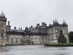 Kemegahan Holyroodhouse, Persinggahan Awal Ratu Elizabeth Sebelum Dimakamkan
