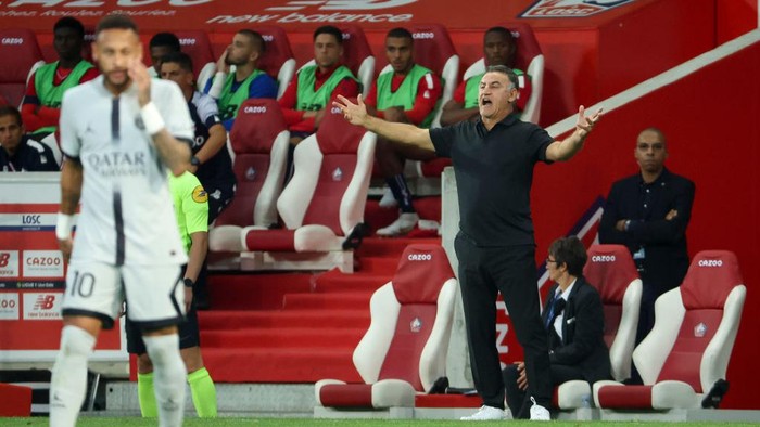 LILLE, FRANCE - AUGUST 21: Coach of PSG Christophe Galtier, left Neymar Jr of PSG during the Ligue 1 Uber Eats match between Lille OSC (LOSC) and Paris Saint-Germain (PSG) at Stade Pierre-Mauroy on August 21, 2022 in Villeneuve dAscq near Lille, France. (Photo by Jean Catuffe/Getty Images)
