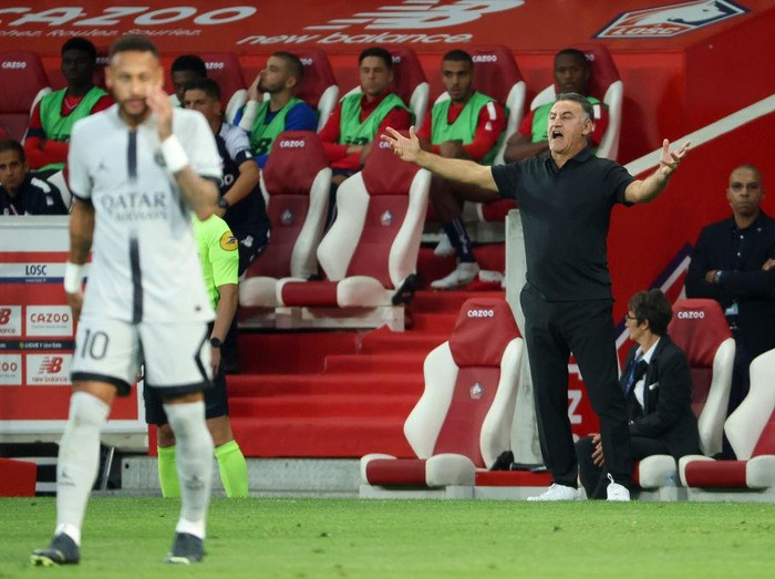 LILLE, FRANCE - AUGUST 21: Coach of PSG Christophe Galtier, left Neymar Jr of PSG during the Ligue 1 Uber Eats match between Lille OSC (LOSC) and Paris Saint-Germain (PSG) at Stade Pierre-Mauroy on August 21, 2022 in Villeneuve dAscq near Lille, France. (Photo by Jean Catuffe/Getty Images)