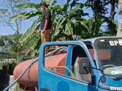 Mulai Kekeringan, Warga Merapi Beli Air Bersih dari Tangki Swasta