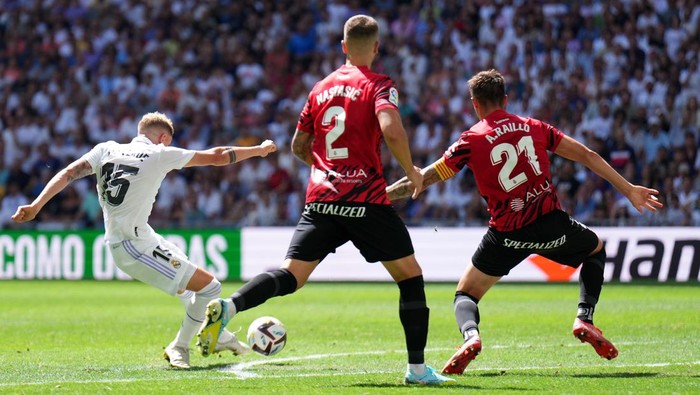 MADRID, SPAIN - SEPTEMBER 11: Federico Valverde of Real Madrid CF scores their sides first goal during the LaLiga Santander match between Real Madrid CF and RCD Mallorca at Estadio Santiago Bernabeu on September 11, 2022 in Madrid, Spain. (Photo by Angel Martinez/Getty Images)
