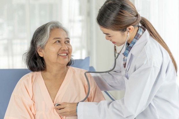 Kemampuan memecahkan masalah dan ketelitian yang dimiliki oleh elemen tanah bisa menjadikannya sebagai seorang dokter yang hebat./Foto: freepik.com/jcomp