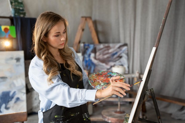 Kesabaran dan ketelitian sangat dibutuhkan untuk menciptakan sebuah karya seni/Foto: freepik.com/ freepik