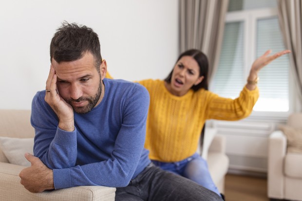 Sering bertengkar bisa jadi tanda pertama dari relationship burnout
