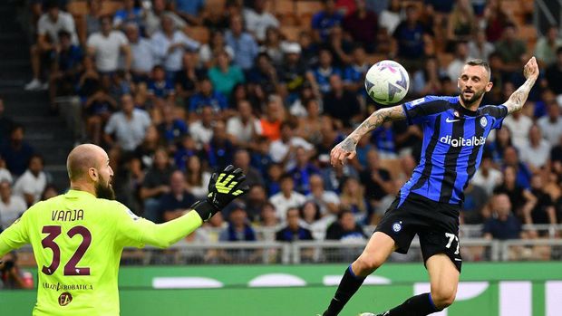 Tornino's Serbian goalkeeper Vanja Milinkovic-Savic (L) gestures as Inter Milan's Croatian midfielder Marcelo Brozovic (R) scores his team first goal during the Italian Serie A football match between Inter Milan and Torino at the San Siro stadium in Milan, on September 10, 2022. (Photo by Isabella BONOTTO / AFP) (Photo by ISABELLA BONOTTO/AFP via Getty Images)