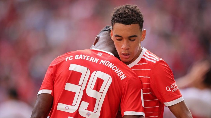 MUNICH, GERMANY - SEPTEMBER 10: Mathys Tel of FC Bayern Muenchen  is congratulated after scoring a goal by Jamal Musiala of Bayern Muenchen  during the Bundesliga match between FC Bayern München and VfB Stuttgart at Allianz Arena on September 10, 2022 in Munich, Germany. (Photo by Stefan Matzke - sampics/Corbis via Getty Images)