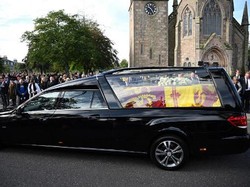 Momen Hening Warnai Perjalanan Jenazah Ratu Elizabeth ke Edinburgh