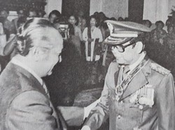 Menhankam/Pangab M. Jusuf Memecat Jenderal Karena Rokok