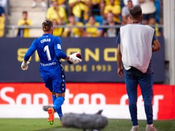 Salut! Aksi Dua Pemain Cadiz Gerak Cepat Selamatkan Nyawa Penonton