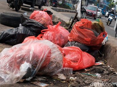 Jorok! Median Jalan Dewi Sartika Ciputat Jadi Tempat Buang Sampah