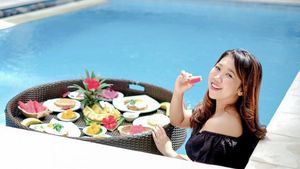 Keseruan Kiky Saputri Sarapan di Kolam Renang hingga Nongkrong di Kafe