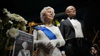 Melihat Patung Lilin Ratu Elizabeth II di Malaysia