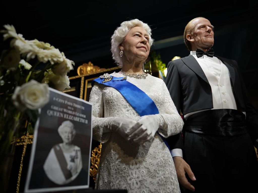 Melihat Patung Lilin Ratu Elizabeth II di Malaysia