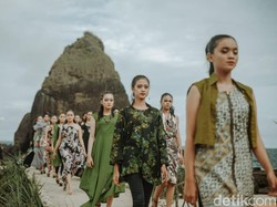 Papuma Fashion Week, Peragaan Busana di Pantai Berlatar Batu Karang