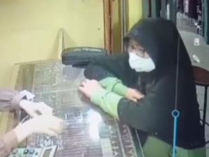 Aksi Pencurian Perhiasan di Kisaran Terekam CCTV Aksi Pencurian Perhiasan di Kisaran Terekam CCTV