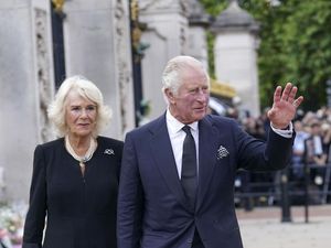 7 Gaya Camilla, Selingkuhan yang Kini Jadi Permaisuri Saat Tugas Pertamakali