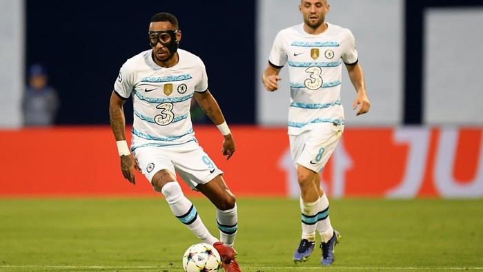 ZAGREB, CROATIA - SEPTEMBER 06: Pierre-Emerick Aubameyang of Chelsea runs with the ball during the UEFA Champions League group E match between Dinamo Zagreb and Chelsea FC at Stadion Maksimir on September 06, 2022 in Zagreb, Croatia. (Photo by Jurij Kodrun/Getty Images)