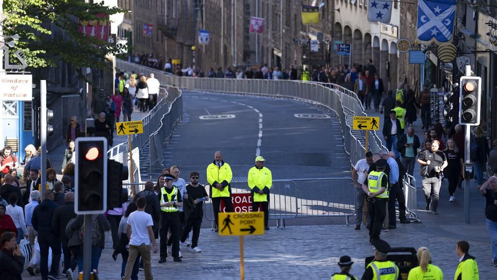 Momen Polisi dan Warga Menanti Iringan Jenazah Ratu Elizabeth II Momen Polisi dan Warga Menanti Iringan Jenazah Ratu Elizabeth II
