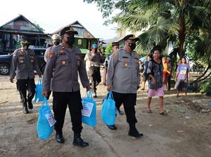 Polres Berau Bagikan Bansos ke Warga Kurang Mampu Terdampak Harga BBM Naik