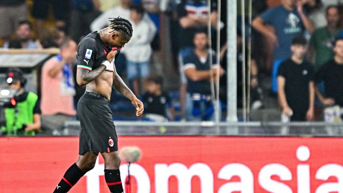 GENOA, ITALY - SEPTEMBER 10: Rafael Leao of Milan reacts after being shown a red card during the Serie A match between UC Sampdoria and AC MIlan at Stadio Luigi Ferraris on September 10, 2022 in Genoa, Italy. (Photo by Simone Arveda/Getty Images)